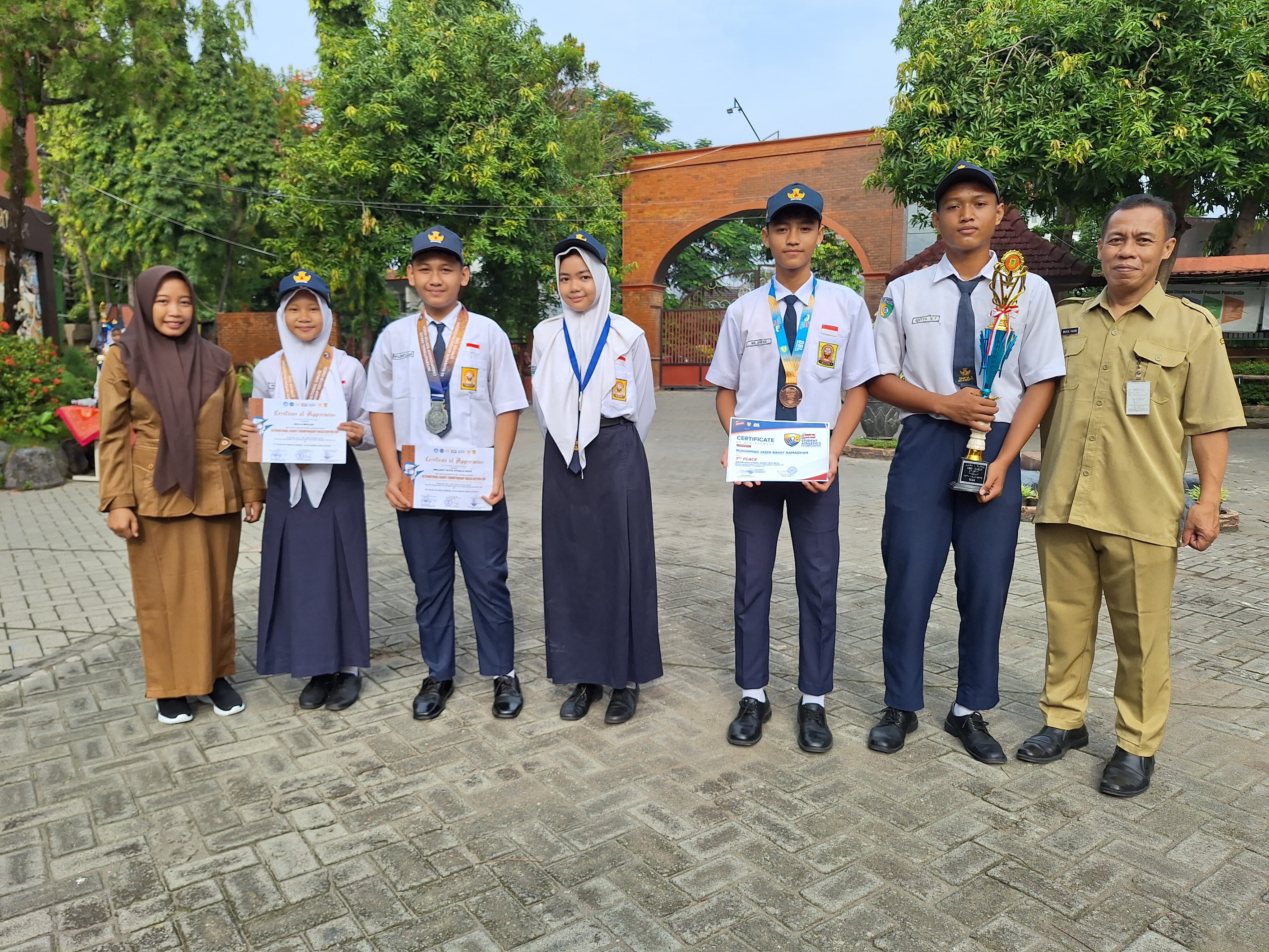 PANEN PRESTASI: Kepala SMPN 4 Mojokerto Mochamad Yasin memberikan penghargaan sebagai apresiasi pada siswa berprestasi usai pelaksanaan upacara bendera.
