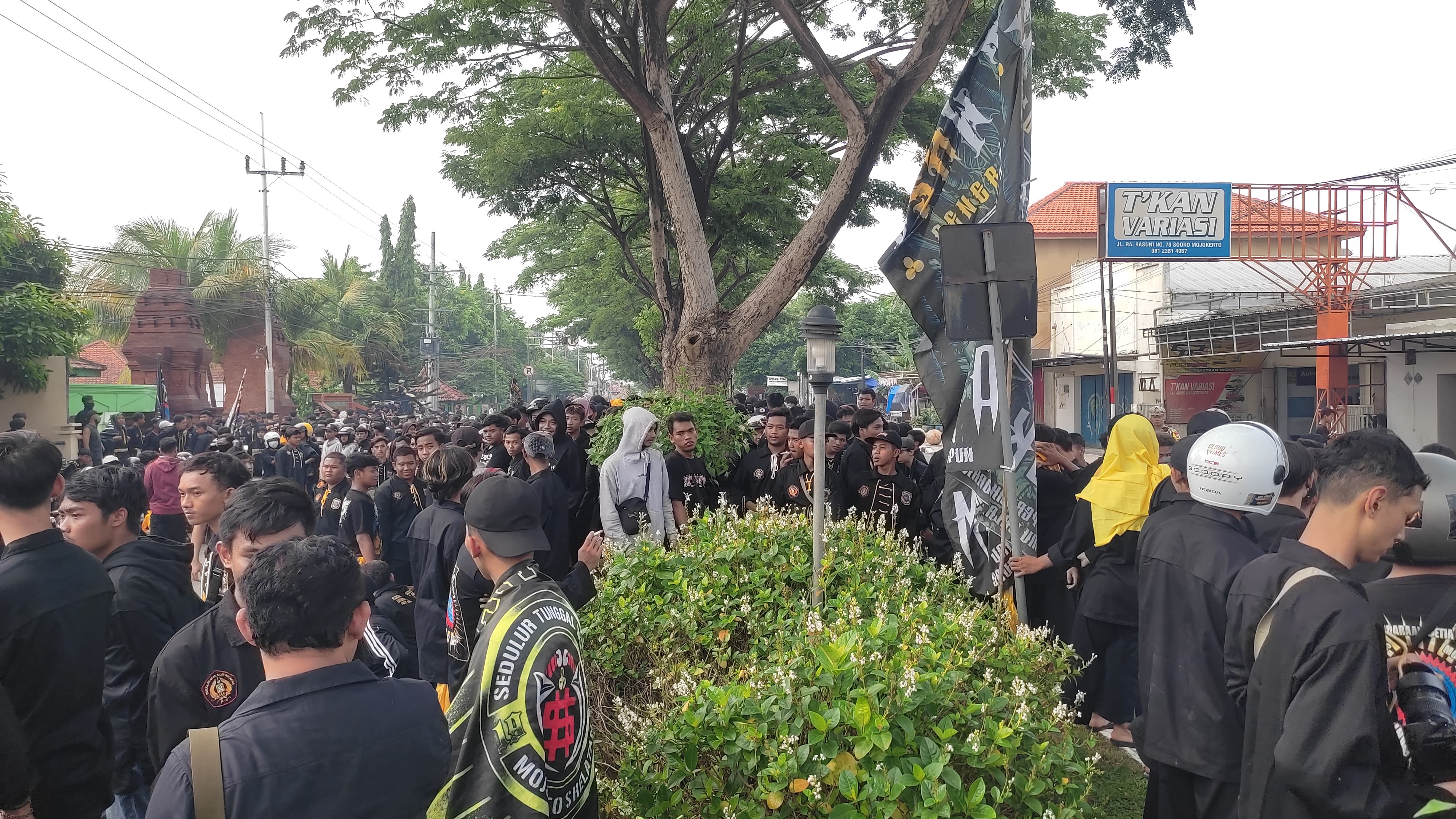 PERGERAKAN MASSA: Ratusan massa pesilat PSHW meluruk kantor pengadilan negeri (PN) Mojokerto, Rabu (10/1) pagi.
