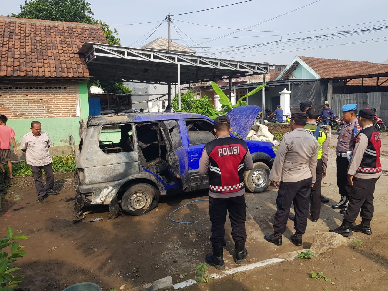 PENANGANAN: Petugas Polsek Trowulan memeriksa TKP insiden kebakaran di Desa Kejagan, Kecamatan Trowulan, Rabu (10/1).