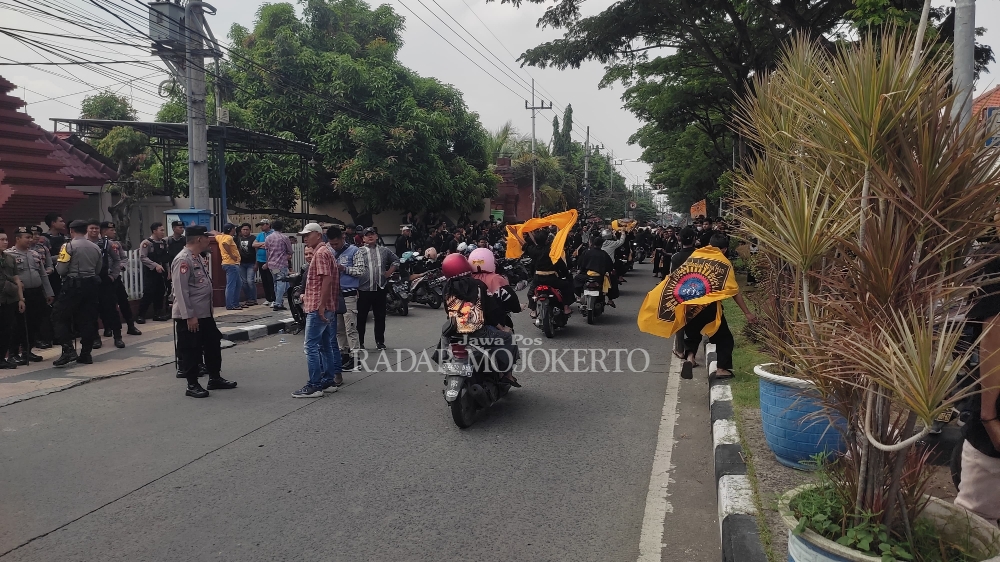 PENGAMANAN: Petugas kepolisian mengawal aksi konvoi pesilat PSHW di kantor Pengadilan Negeri Mojokerto, Rabu (10/1).