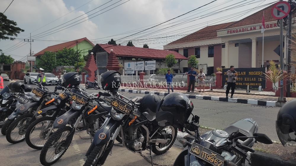 PENGAMANAN: Petugas kepolisian mengawal aksi konvoi pesilat PSHW di kantor Pengadilan Negeri Mojokerto, Rabu (10/1).