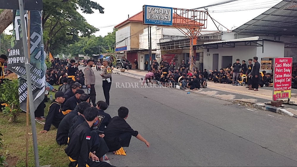 PENGAMANAN: Petugas kepolisian mengawal aksi konvoi pesilat PSHW di kantor Pengadilan Negeri Mojokerto, Rabu (10/1).