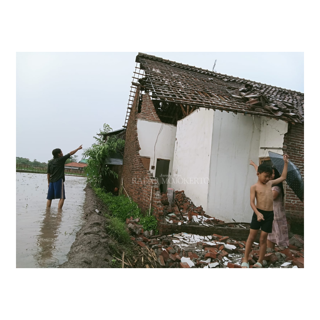 RUSAK PARAH: Salah satu rumah warga di Dusun Wunut, Desa Sampangagung, Kecamatan Kutorejo, rusak parah usai diterjang angin kencang, Kamis (11/1) sore.