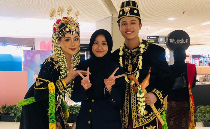 TRADISIONAL-MODERN: Desainer Nida Aliyah (tengah) diapit dua model yang mengenakan karya kebaya pengantin. (foto: Nida dok for Radar Mojokerto)