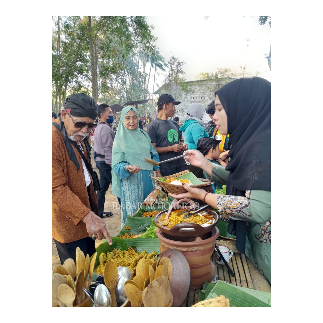 TRADISIONAL: Suasana Pasar Keramat yang hanya dibuka sebulan dua kali dan sering menjadi destinasi wisata pengunjung dari berbagai daerah.
