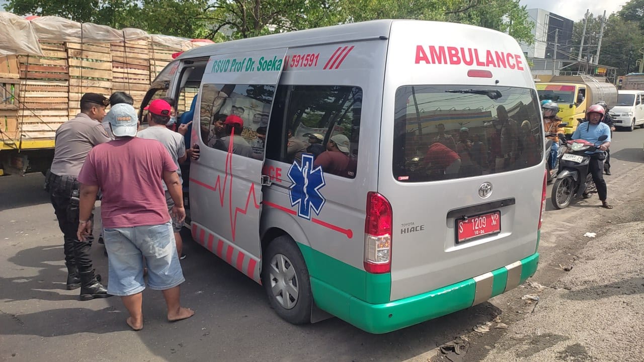 DIEVAKUASI: Ria Windrawati, 29, dievakuasi menggunakan ambulan ke RSUD Prof dr Soekandar Mojosari, Jumat (12/1).