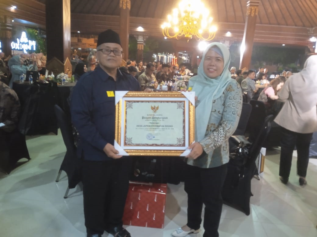 GEMILANG: Kepala Desa Japan Salim Udin mendapat penghargaan sebagai apresiasi penerapan transaksi PBB berbasis digital atau nontunai, akhir Desember lalu.
