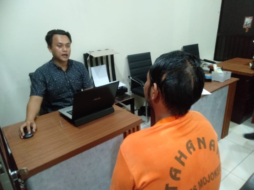 CABUL: Anugrah Setia Budi alias Grandong, 30, dimintai keterangan petugas Unit PPA Satreskrim Polres Mojokerto, Jumat (12/1).