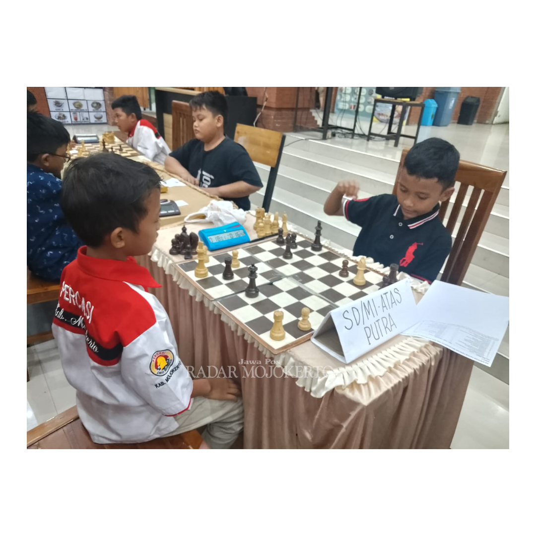 BIBIT POTENSIAL: Pelajar mengikuti Kejurkab Catur Mojokerto 2024 di Mojo Kembangsore Park, Desa Petak, Kecamatan Pacet, Minggu (7/1).