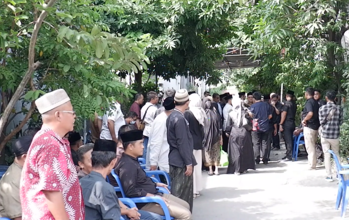 BERDUKA: Suasana duka di rumah keluarga Didik Chusnul Yakin, Perum Japan Raya, Desa Japan, Kecamatan Sooko, Kabupaten Mojokerto, Sabtu (13/1). (foto: Misbakhul Ulum for Radar Mojokerto)