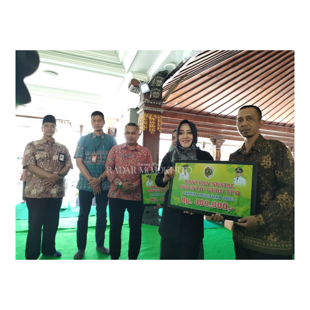 POTENSI BERTAMBAH: Bupati Ikfina Fahmawati salurkan insentif kepada 6.531 guru TPQ secara simbolis di Pendapa Graha Majatama, Pemkab Mojokerto, Desember 2023 lalu. Tahun ini kesejahteraan mereka tetap