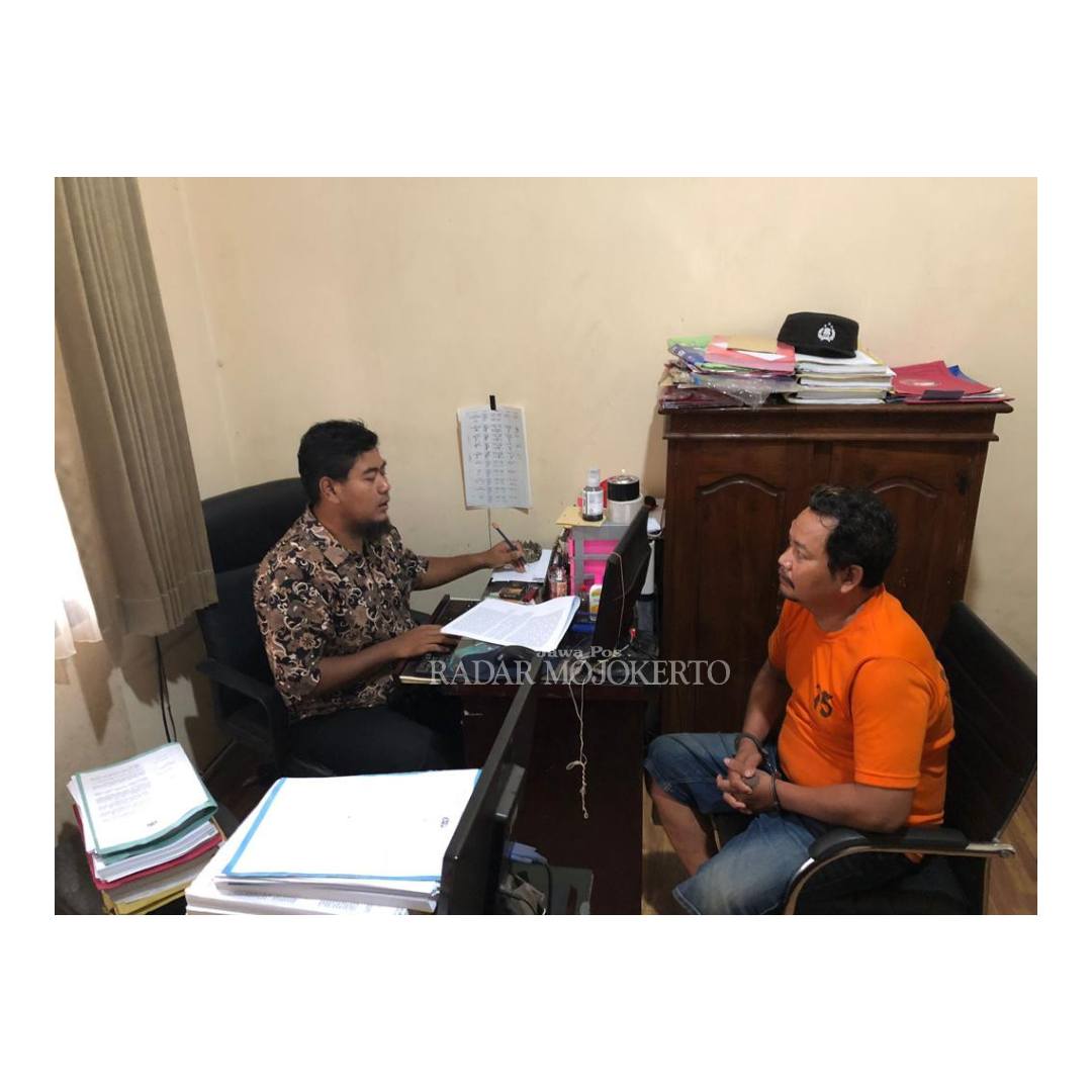 PESAKITAN: WY alias Besut, 47, dimintai keterangan petugas Sat Resnarkoba Polres Mojokerto guna kepentingan pemeriksaan lebih lanjut.