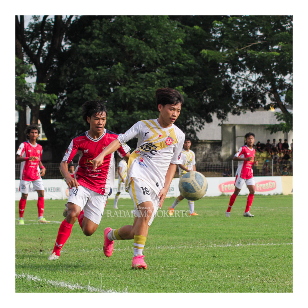 TERUS DIEVALUASI: Pertandingan PSMP (putih) menghadapi Persedikab Kediri di Stadion Caandra Bhirawa, Pare, Kamis (11/1). Kemenangan 1-0 dari si tuan rumah membawa The Lasmojo melaju ke babak 16 besar