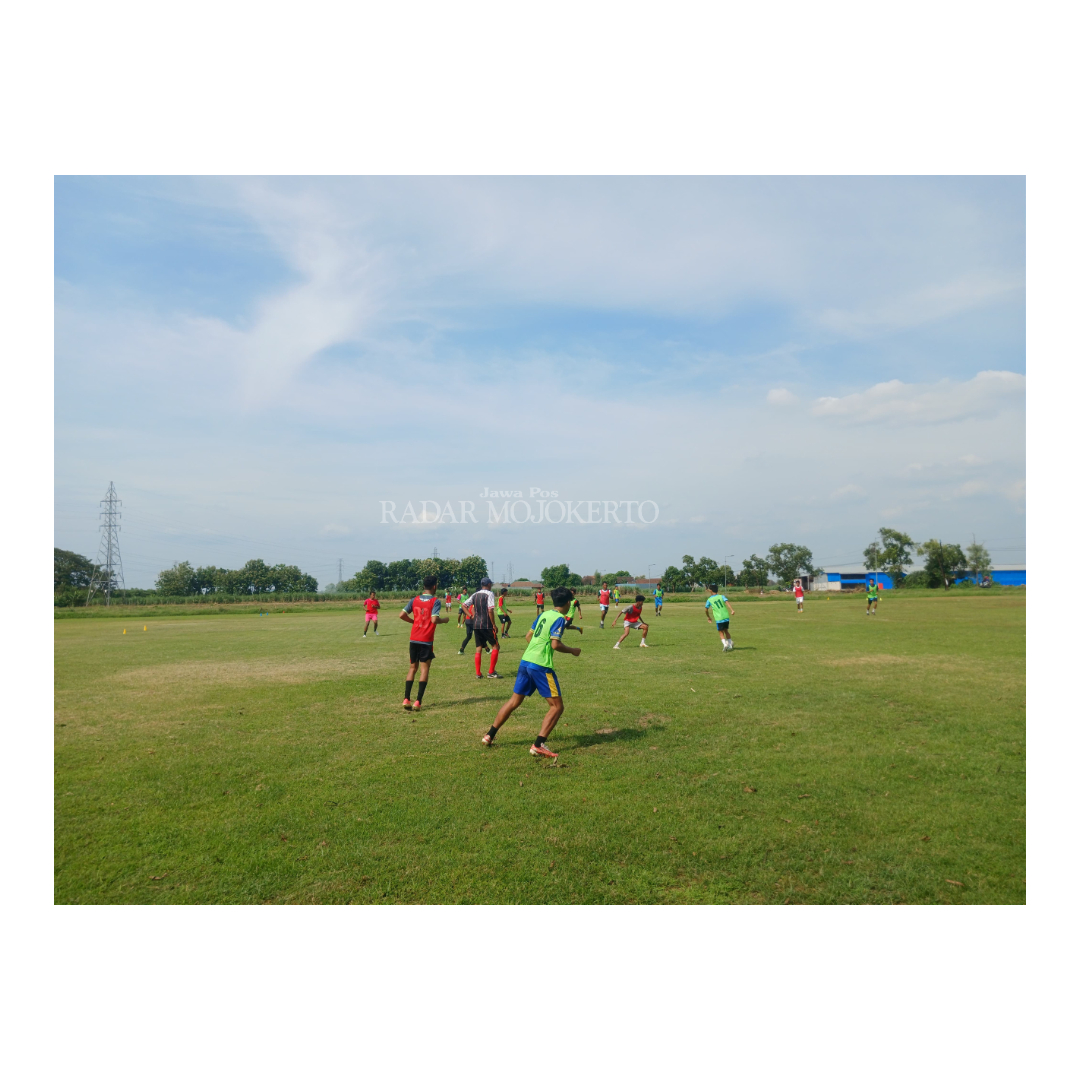 JEDA KOMPETISI: Pemain PSMP menjalani latihan di Lapangan Desa Kenanten, Kecamatan Puri, Kabupaten Mojokerto, kemarin.