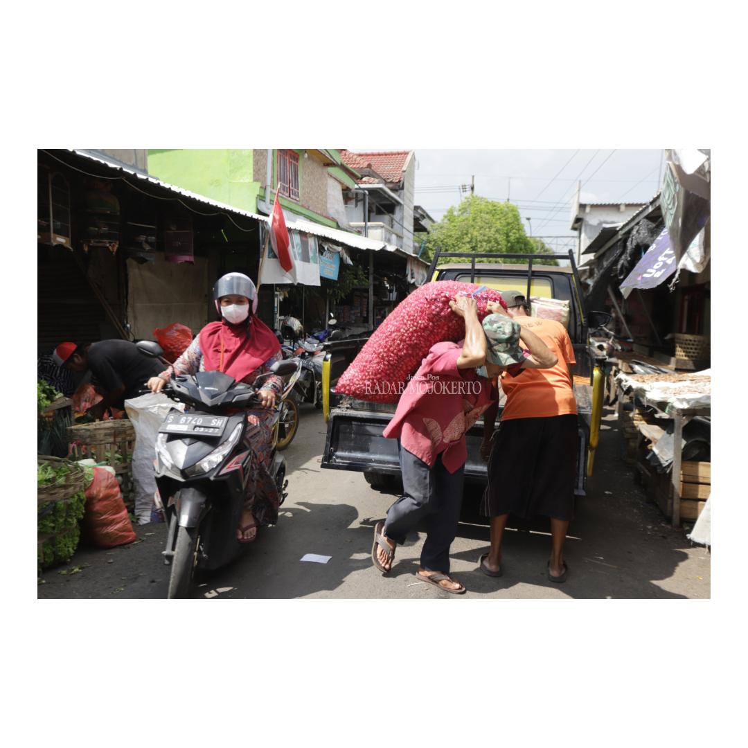 BIKIN MACET: Pedagang melakukan bongkar muat dagangan di dalam pasar Tanjung anyar Kota Mojokerto pekan lalu. Hingga saat ini pasar induk milik Pemkot itu belum mempunyai lahan untuk droping bahan dag