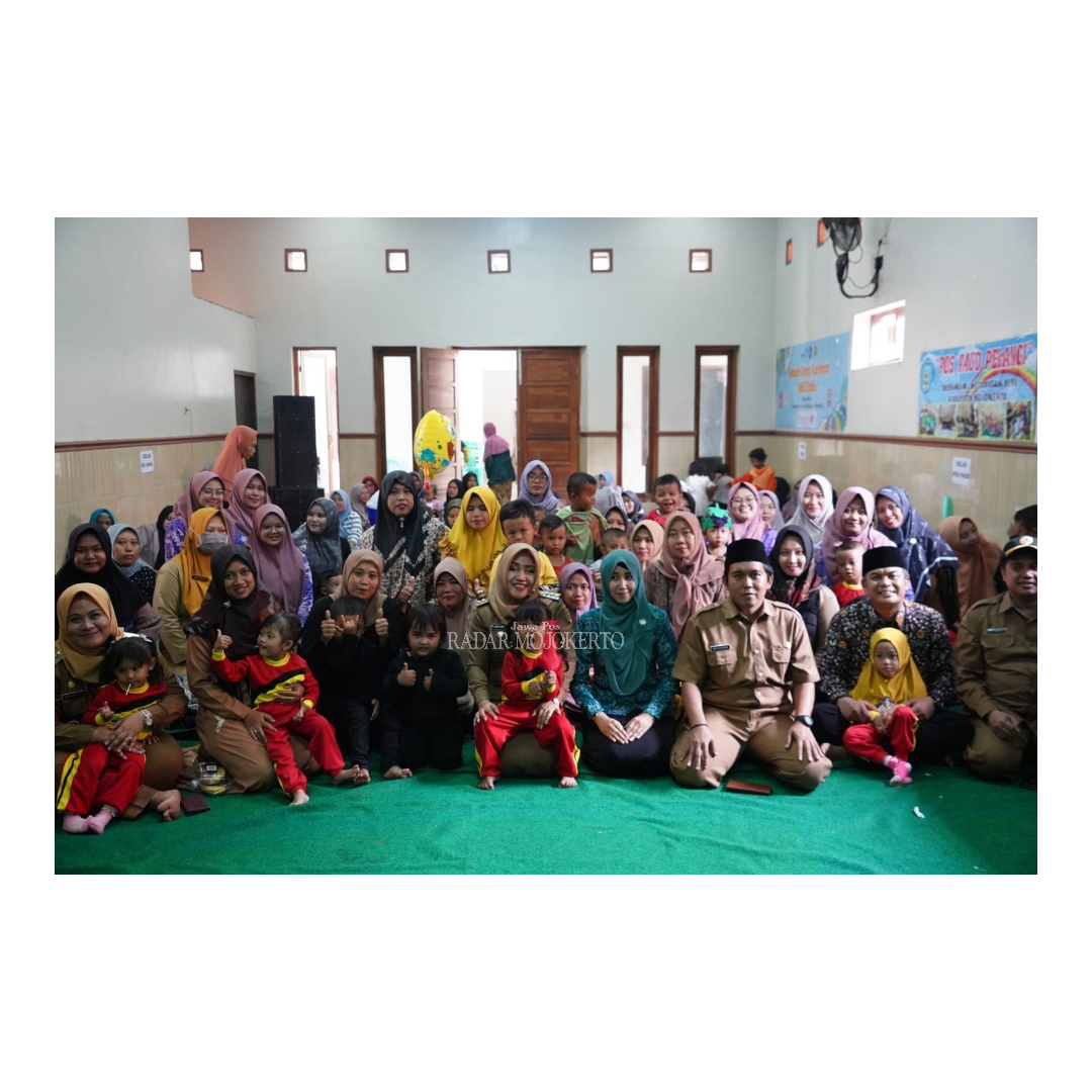 4.	SERENTAK : Bupati Mojokerto Ikfina Fahmawati bersama peserta pekan imunisasi nasional (PIN) vaksin tetes polio di di Desa Medali, Kecamatan Puri.