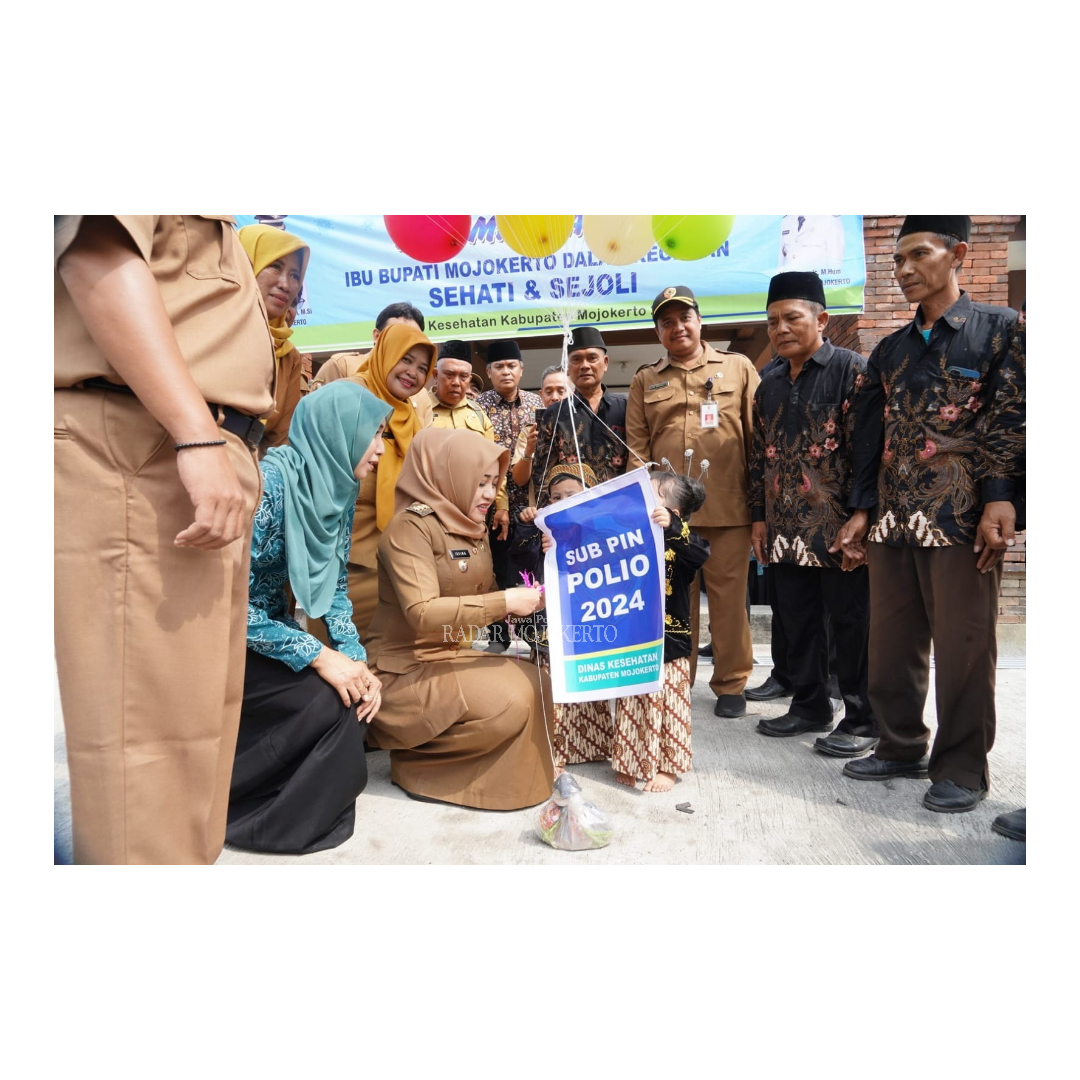 2.	OPENING: Bupati Mojokerto Ikfina Fahmawati membuka pekan imunisasi nasional (PIN) vaksin tetes polio di di Desa Medali, Kecamatan Puri.
