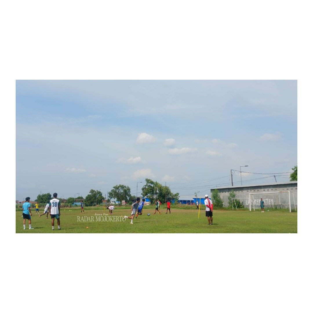 DIGEMBLENG: Pelatih Kepala PSMP Lulut Kistono memberi instruksi kepada pemain dalam latihan rutin di Lapangan Desa Kenaten, Kecamatan Puri.