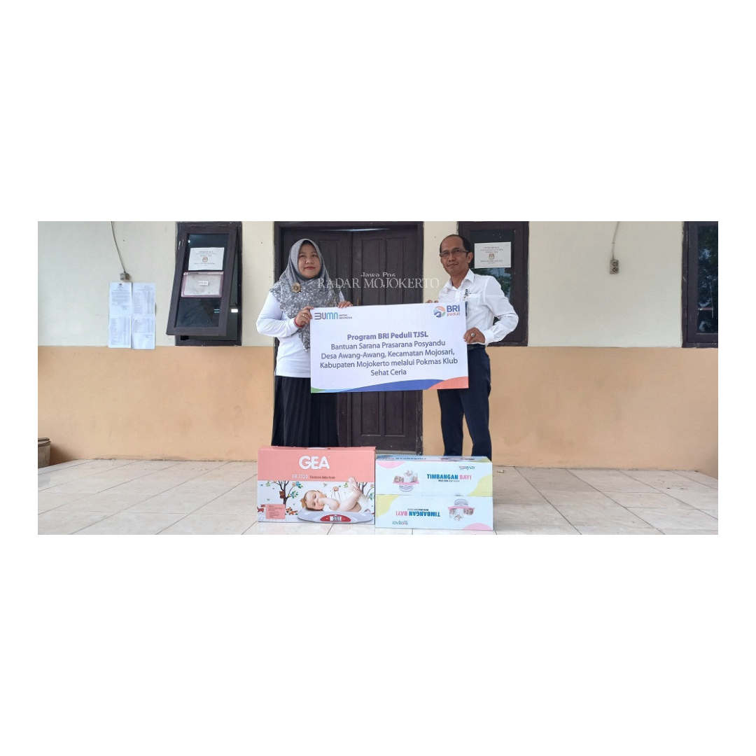 SIMBOLIS: Pemimpin BRI Cabang Mojokerto, Darwis Muhammad secara simbolis memberikan bantuan sarana dan prasarana kepada perwakilan Posyandu Desa Awang-Awang.