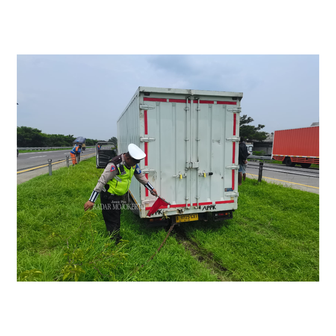 NAHAS: Petugas PJR tol Sumo melakukan olah TKP kecelakaan truk di tol sumo KM 716+100 Jalur A, Senin (15/1) siang.