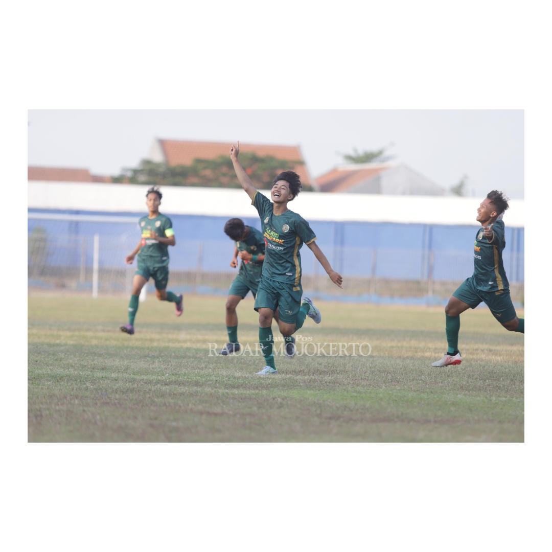 DIANDALKAN: Tim sepak bola Porprov VIII 2023 Kabupaten Mojokerto (hijau) berlaga di Stadion Gajah Mada, Mojosari, September tahun lalu.