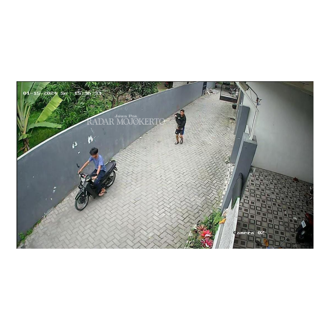 MARAK: Dua terduga pelaku pencurian tutup saluran air besi tertangkap kamera CCTV saat beraksi di Perumahan Banana Cluster, Kelurahan Meri, Kecamatan Kranggan Kota Mojokerto, Senin (15/1) sore.