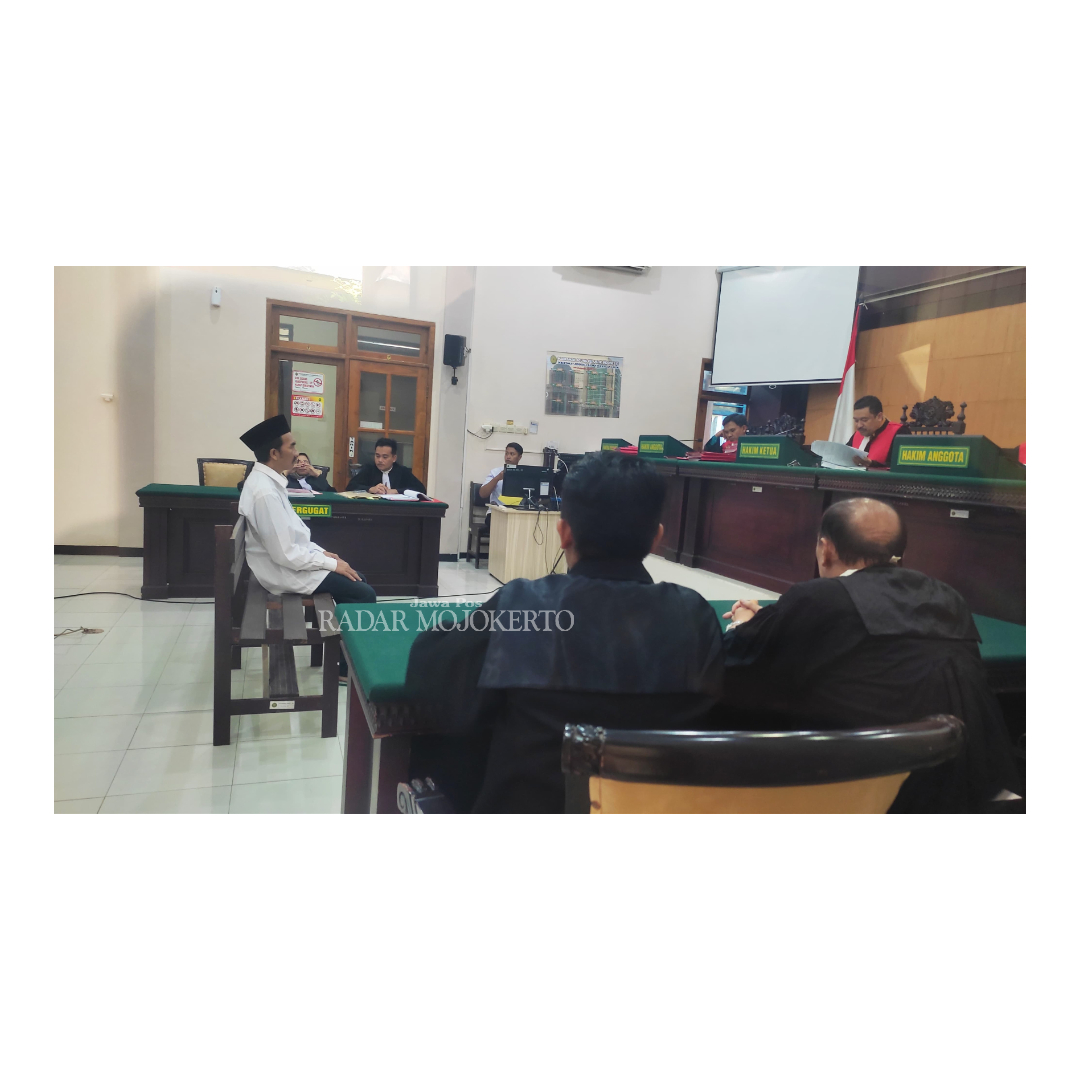 PERADILAN: SWD, 48, ketua RT terdakwa pencabulan anak tetangga, melakoni sidang vonis di Pengadilan Negeri Mojokerto, Rabu (17/1) lalu.