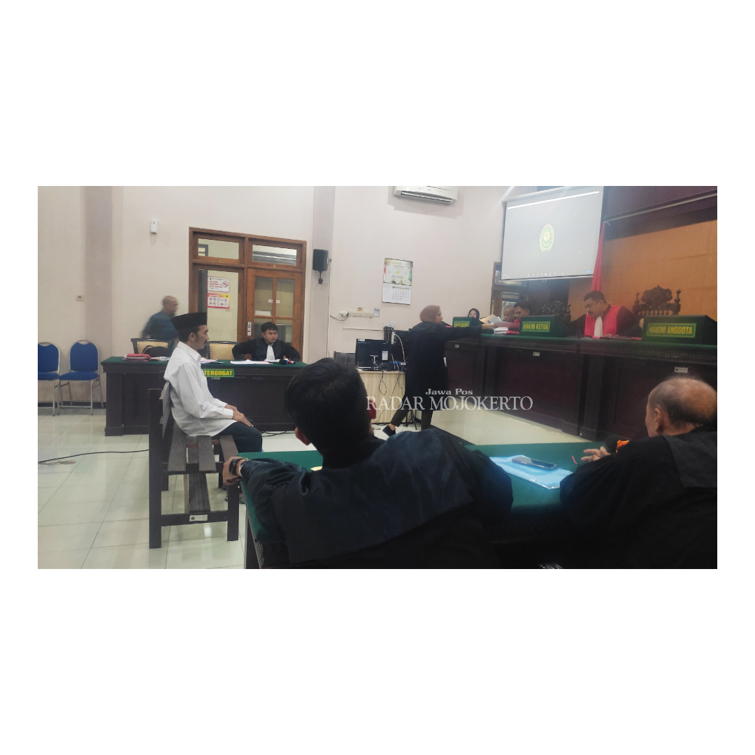 PERADILAN: SWD, 48, duduk di kursi pesakitan dalam sidang tuntutan di Pengadilan Negeri Mojokerto, Rabu (3/1) lalu.