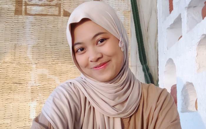 TREN: Ichtiroa Zainatin Tamara, seorang mahasiswa mengenakan pasmina kaus. (foto: Ichtiroa Zainatin Tamara for Radar Mojokerto.
