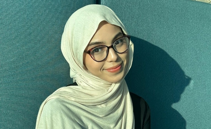 GAYA: Influenzer, Sophia Khadijah, menggunakan pasmina kaus sedang yang diminati kalangan perempuan muda kekinian. (foto: Instagram Sophia)