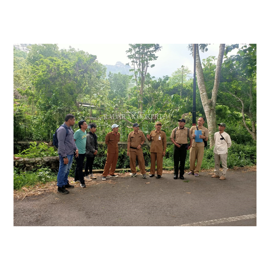 DISURVEI: Dinas PUPR bersama tim dan kecamatan serta pemerintah desa meninjau lapangan untuk segera memulai pekerjaan proyek.