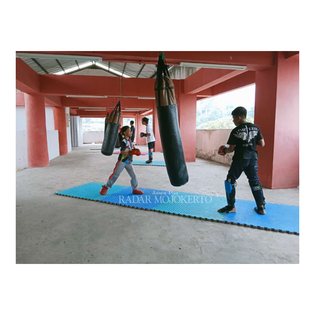 DIMATANGKAN: Atlet kickboxing Kabupaten Mojokerto berlatih di kawasan Ubalan, Pacet.