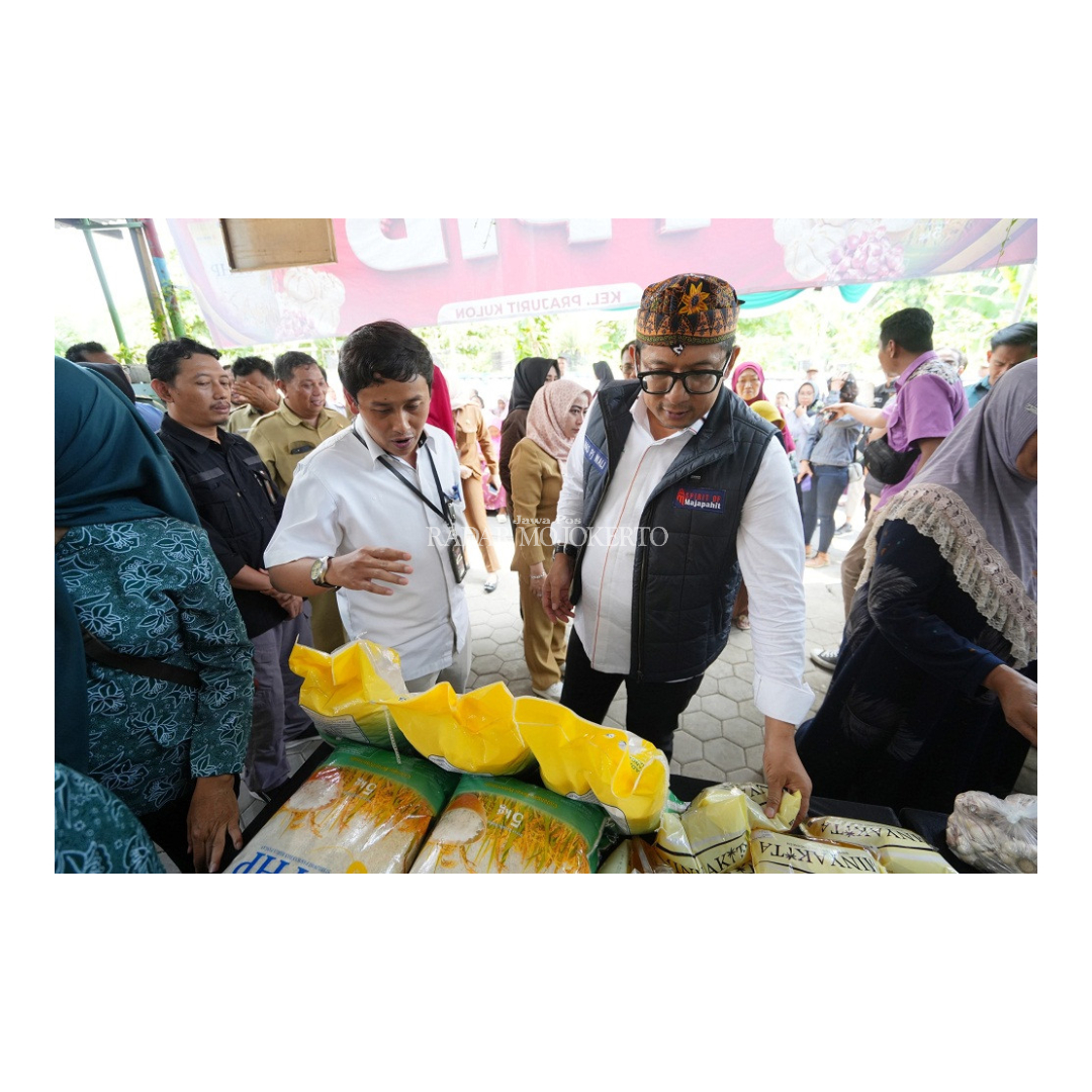 TEKAN INFLASI: Pj Wali Kota Mojokerto saat membuka pracangan TPID di Jalan Riyanto, Kelurahan/Kecamatan Prajurit Kulon, Kota Mojokerto, Selasa (16/1).