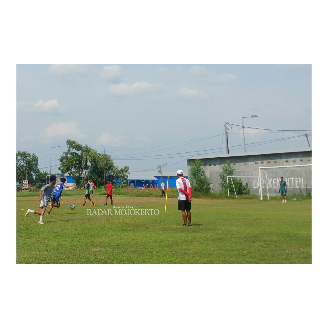 KEMBALI BERLAGA: Skuad PSMP berlatih di Lapangan Desa Kenanten, Kecamatan Puri. Hari ini mereka berangkat ke Pasuruan untuk berlaga di babak 16 besar Liga 3 Jatim.
