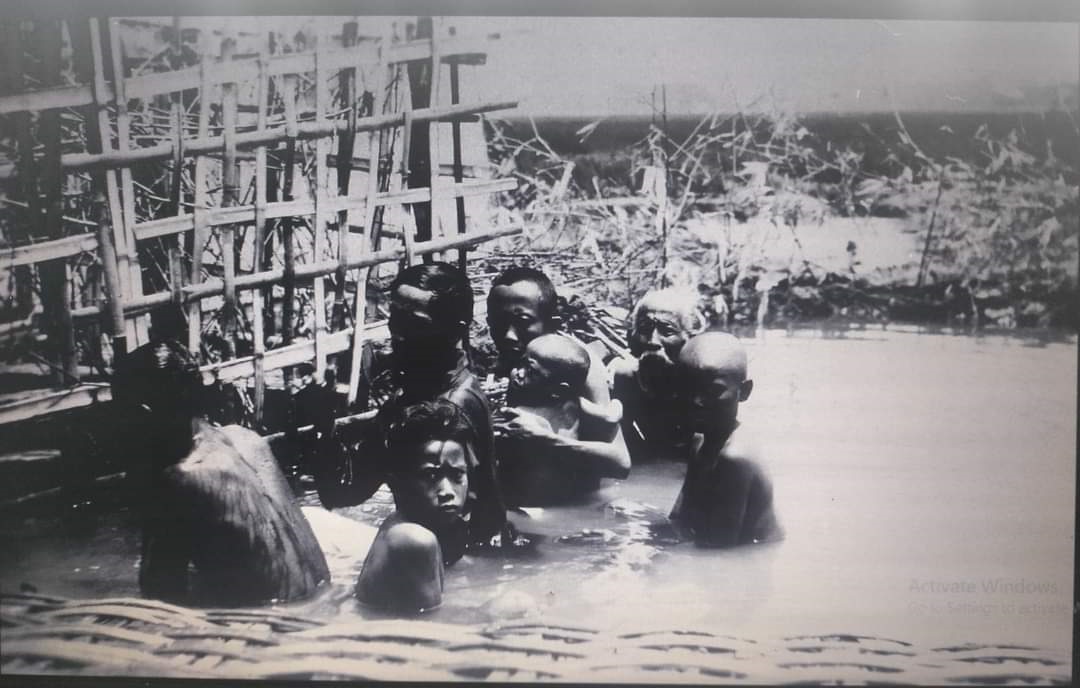 RAMAI: Masyarakat tengah berendam di padusan air panas di Kecamatan Magersari, Kota Mojokerto yang merupakan bekas sumur bor di masa kolonial.