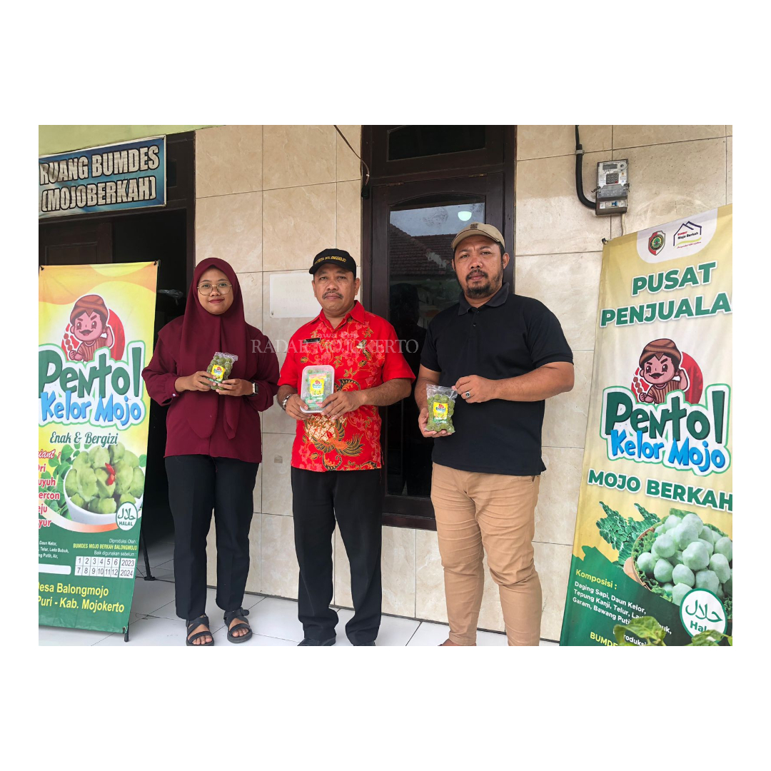 GELIAT: Kepala Desa Balongmojo Ahmad Muslik bersama anggota BUMDes memamerkan produk unggulan Pentol Mojo Kelor.