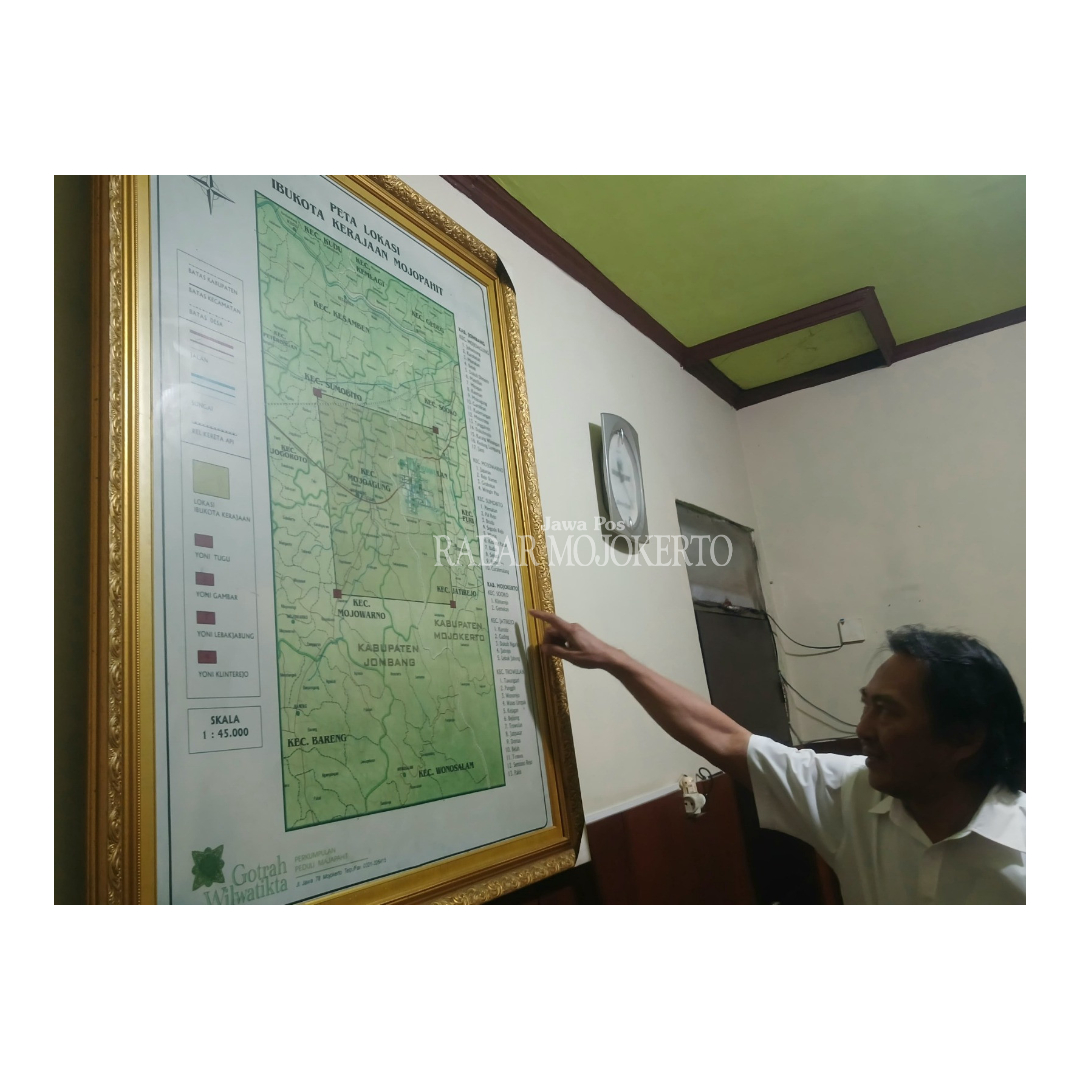 DATA SEJARAH: Ketua Perkumpulan Peduli Majapahit Gotrah Wilwatikta Anam Anis menunjukkan peta Ibu Kota Majapahit di kantornya, kemarin.
