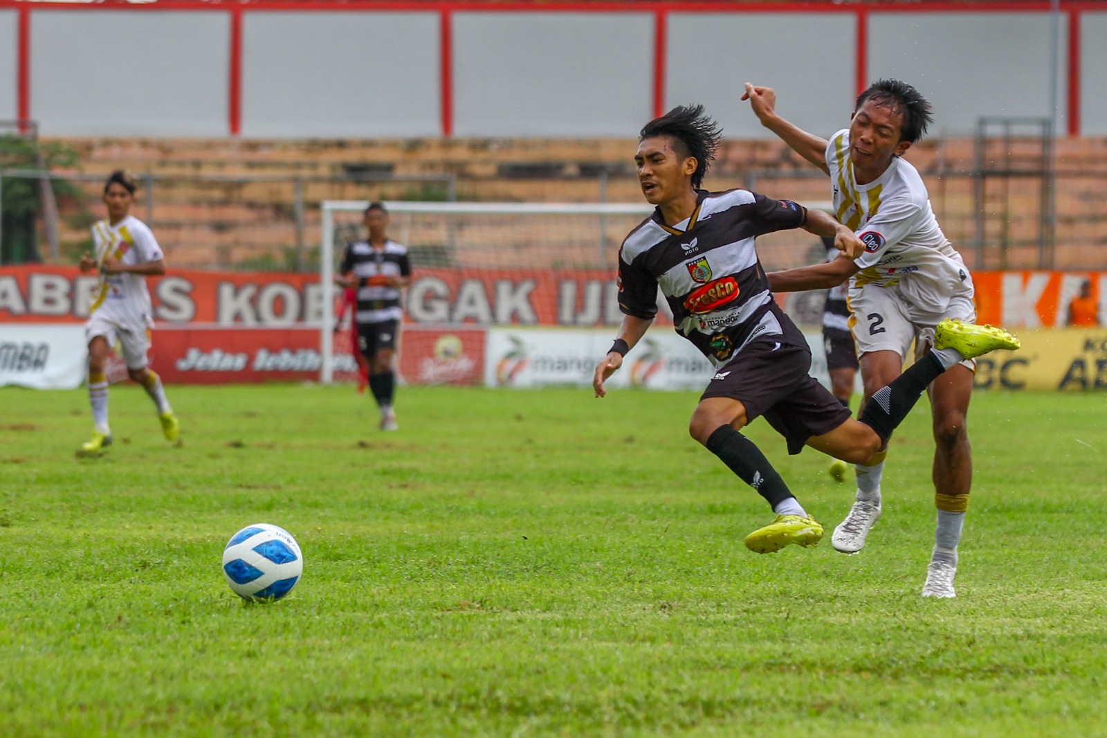 TUNDUK: Pemain PSMP (putih) berebut bola dengan pemain Persid Jember dalam pertandigan grup HH babak 16 besar Liga 3 Jatim di di Stadion R. Soedarsono, Pasuruan, kemarin.