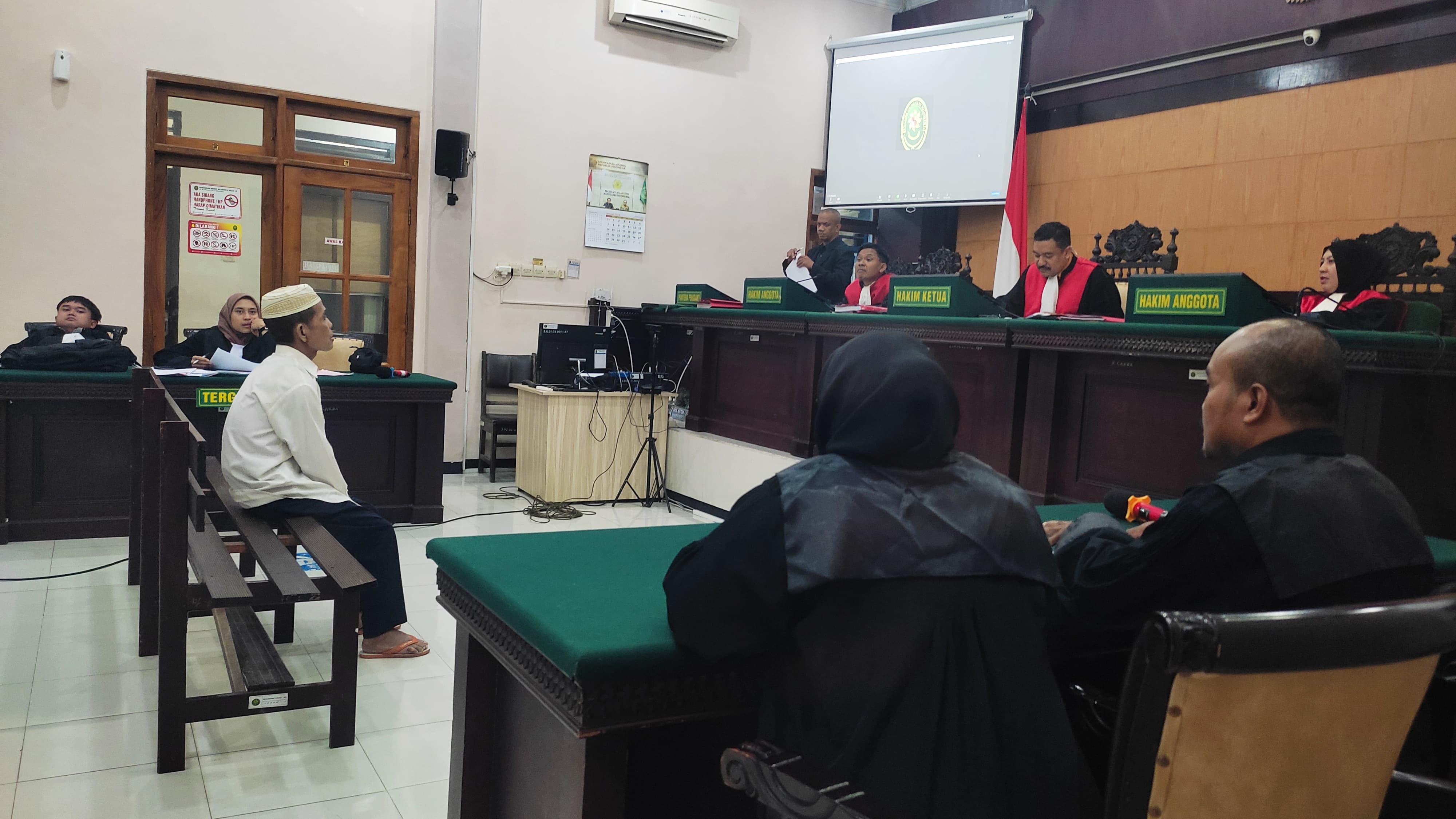 BEJAT: SL, 58, kini tengah menjalani serangkaian persidangan di Pengadilan Negeri Mojokerto karena tega menghamili anak bungsunya.