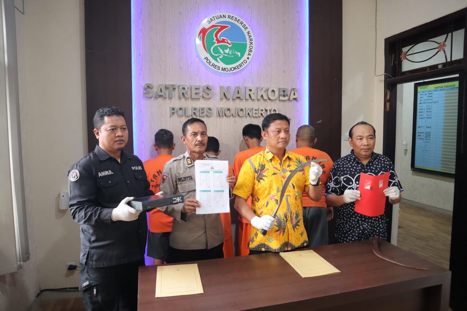 PAMER TANGKAPAN: Kasatnarkoba Polres Mojokerto, AKP Marji Wibowo memamerkan celurit yang dipakai KA, atau Cak Rul, bandar sabu untuk melawan saat diringkus petugas.