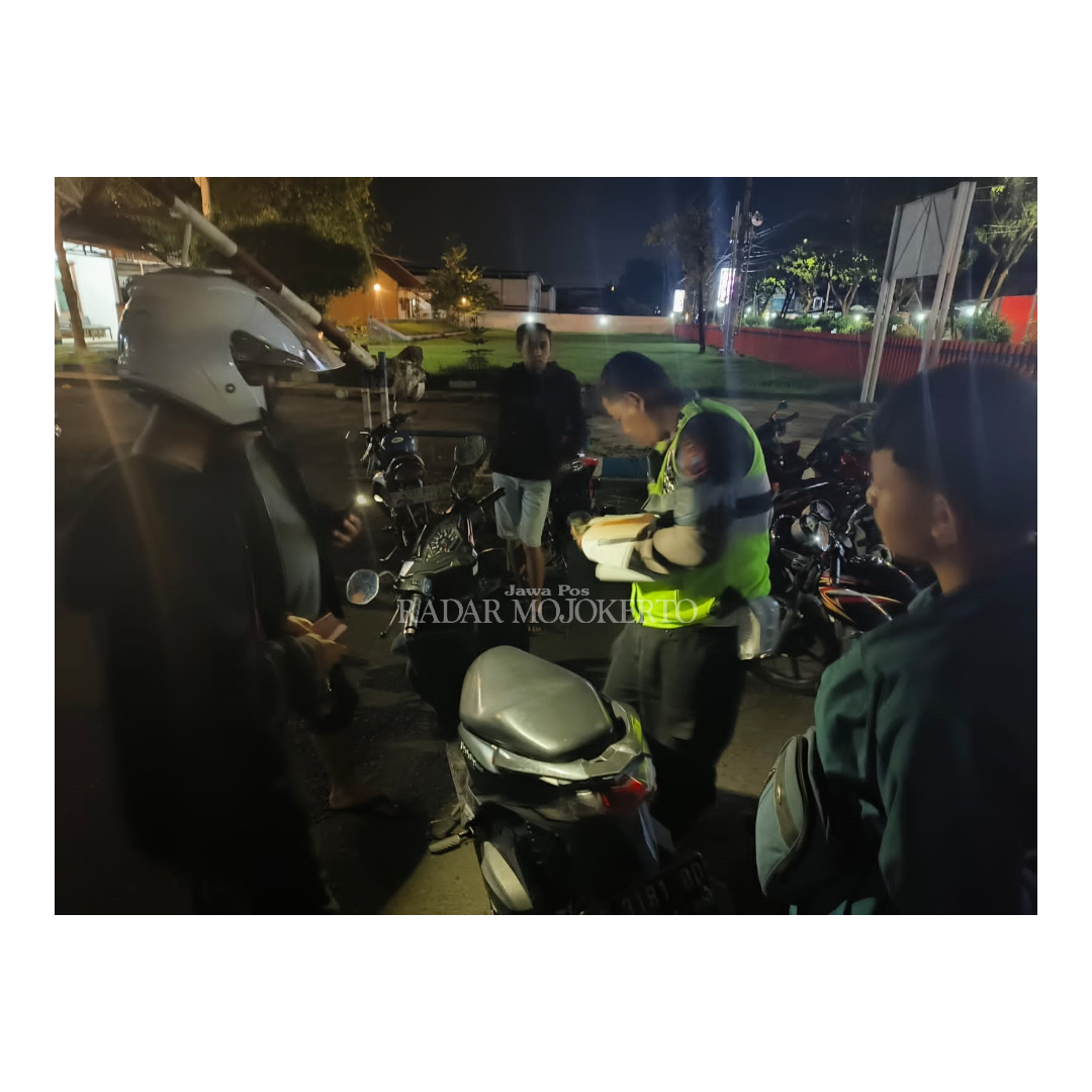 DITINDAK: Sejumlah pengendara motor berknalpot brong yang melintas di jalan RA Basuni, Sooko, ditindak petugas, Sabtu (20/1) dini hari.