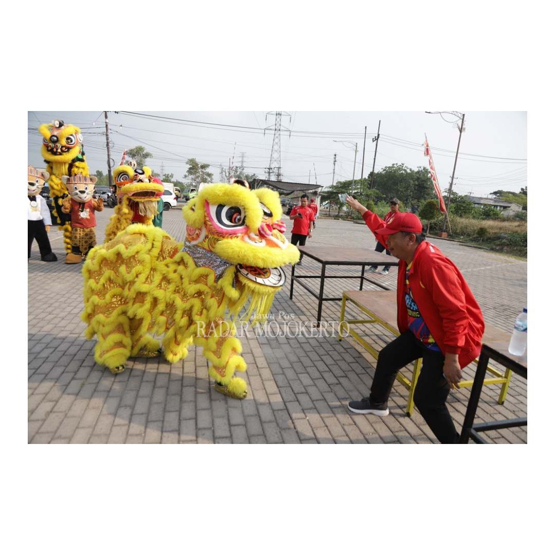 DEBUTAN: Atraksi kesenian barongsai mewarnai pawai obor api Porprov VIII Jatim di Rest Area Gunung Gedangan, Kota Mojokerto, September 2023.