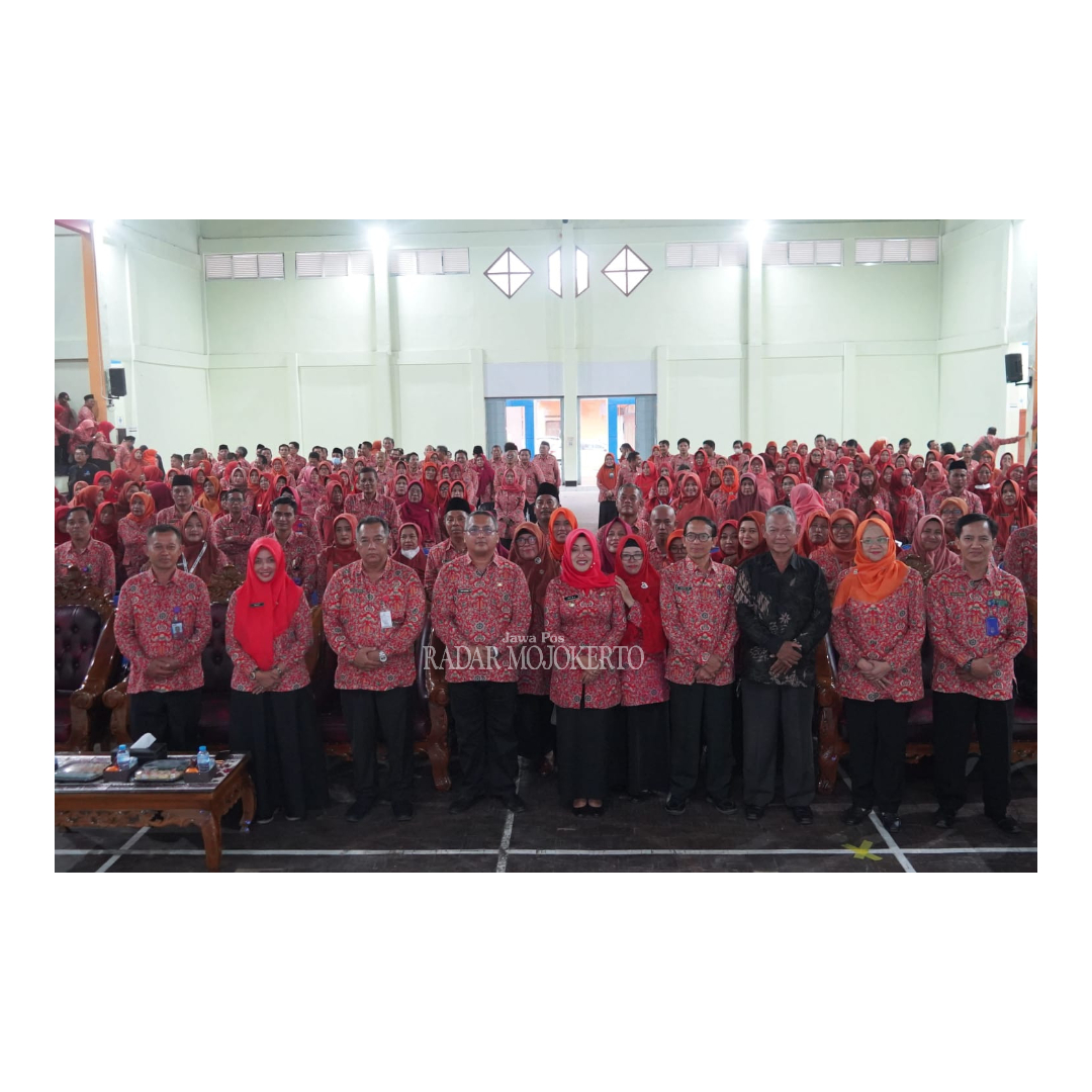 KOMPAK: 454 Kepala TK Negeri, SD Negeri, dan SMP Negeri bersama Bupati Ikfina serta Kepala Dispendik Kabupaten Mojokerto Ludfi Ariyono dan undangan lainnya.