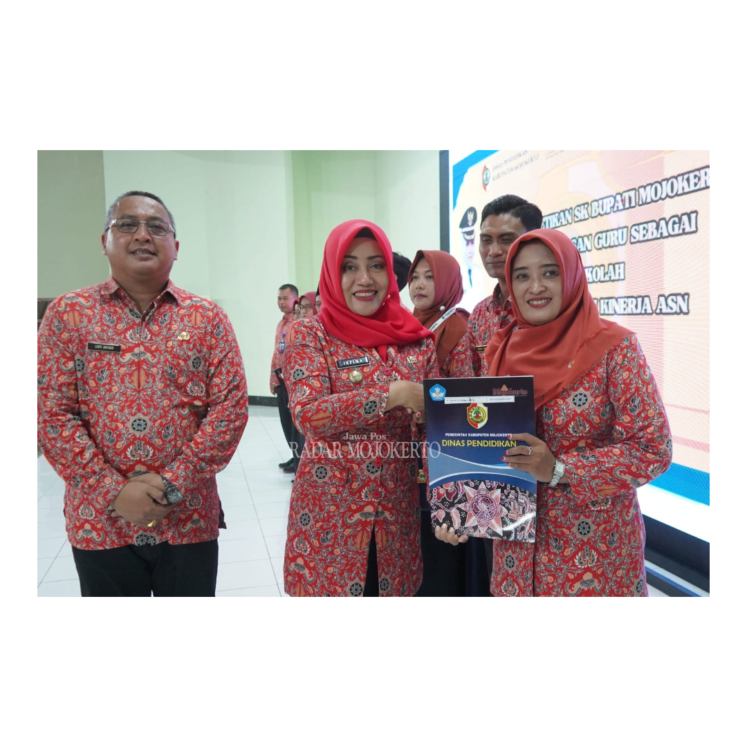 TUGAS BARU: Bupati Mojokerto Ikfina Fahmawati memberikan petikan SK Kepala Sekolah kepada Nunik Sri Wahyuni dari guru TKN Pembina II Jatirejo menempati jabatan baru sebagai Kepala TKN Pembina Jatirejo