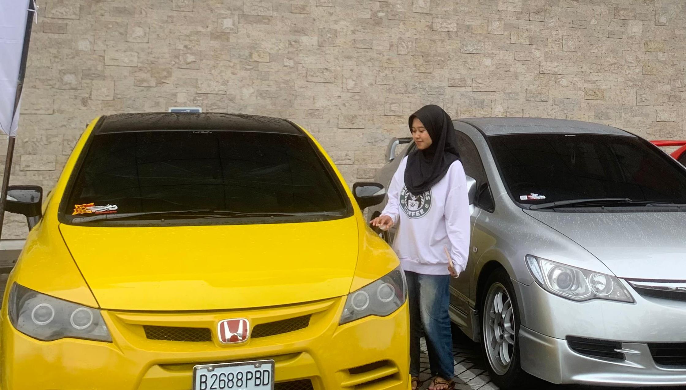 ELEGAN: Pengunjung mengamati sedan yang terparkir di acara komunitas otomotif di Sunrise MallKota Mojokerto. (foto: Laila Nur Adila for Radar Mojokerto)