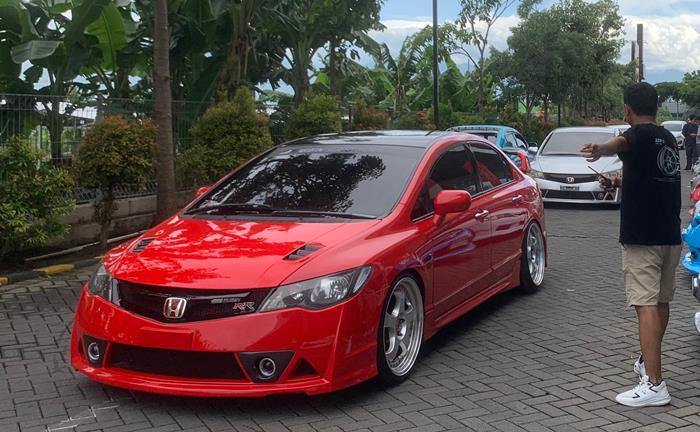 BERJEJER: Jejeran sedan dalam acara komunitas otomotif mobil di Sunrise Mall, Jalan Benteng Pancasila, Kelurahan Balongsari, Kecamatan Magersari. (foto: Laila Nur Adila for Radar Mojokerto)