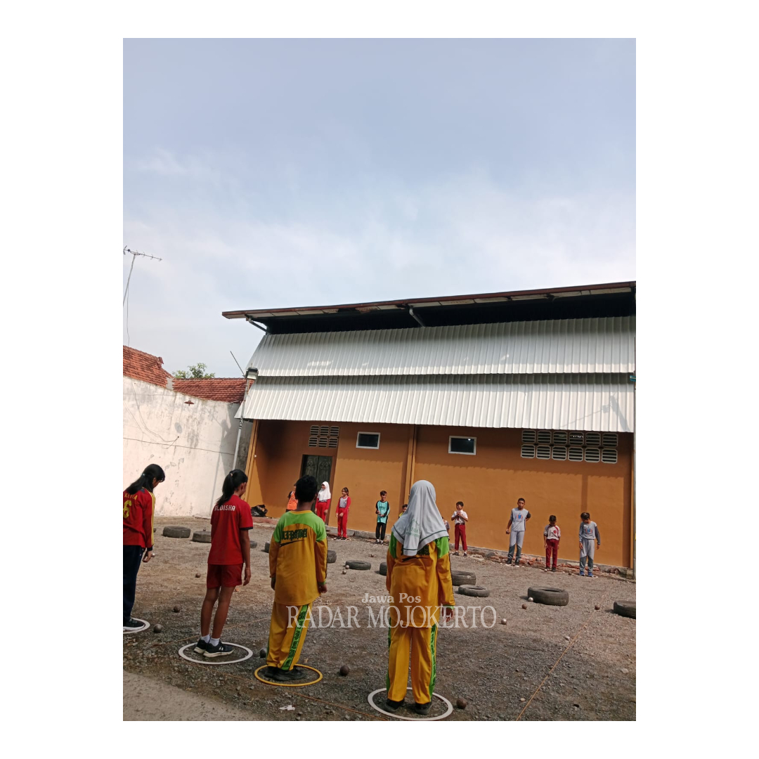 JANGKA PANJANG: Pelajar SD di Kota Mojokerto mendapat pengenalan dan pelatihan petanque di halaman GOR Indoor Ahmad Yani.