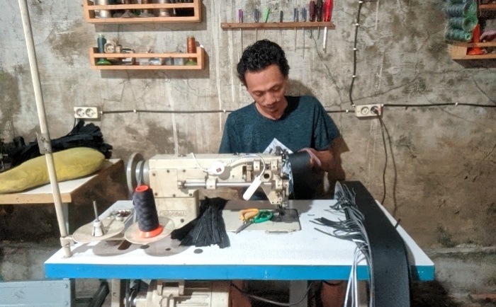 KESULITAN BAHAN: Pembuatan ikat pinggang yang banyak diminati oleh pembeli di Desa Gemekan, Kecamatan Sooko, Kabupaten Mojokerto. (Foto Annisa Fadilah for Radar Mojokerto)