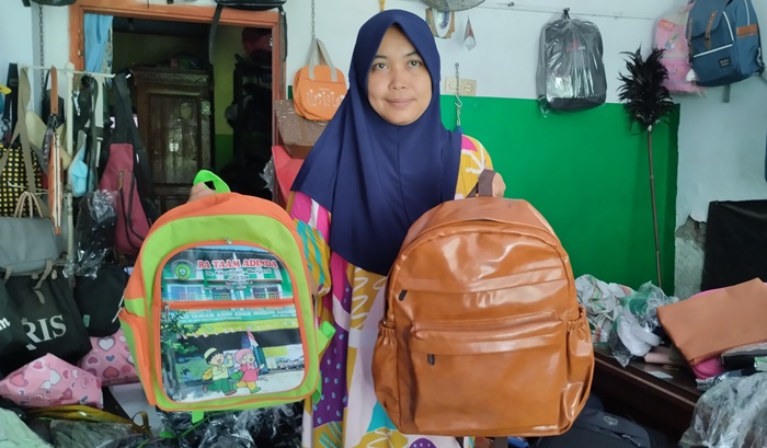 PELUANG BISNIS: Iin Rejekiyah menunjukkan produk tas miliknya, di Desa Kedungmaling, Kecamatan Sooko, Kabupaten Mojokerto. (foto: Nadya Azzahra for Radar Mojokerto)