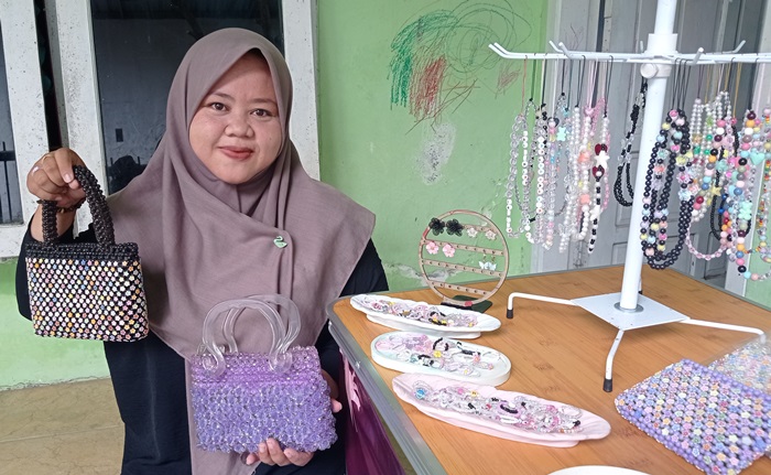 DATANGKAN CUAN: Aulia Rahmadhani menunjukkan aksesori manik-manik buatannya di rumah pribadinya di Kelurahan Pulorejo, Kecamatan Prajurit Kulon, Kota Mojokerto. (foto: Wilda Mifta for Radar Mojokerto)